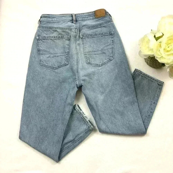 American Eagle High Rise Mom Light Wash Fade Distress Ankle Jean Size 2 X-Short - Picture 6 of 15